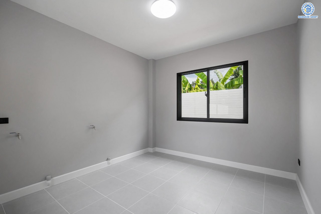 บ้านเดี่ยวฟิลคฤหาสน์มือสองตกแต่งใหม่ แบรนด์ LH ดีไซน์สุดหรูหรา โครงการ ลดาวัลย์ ปิ่นเกล้า เนื้อที่ 178.6 ตร.ว. บนพื้นที่ใช้สอยถึง 651.84 ตร.ม. ฟังก์ชันจัดเต็ม 5 ห้องนอน 7 ห้องน้ำ  1 ห้องแม่บ้าน จอดรถได้ถึง 3 คัน ทำเลศักยภาพติดถนนบรมราชชนนี เชื่อมต่อหลายเส้นทาง ใกล้มหาวิทยาลัยมหิดล และเซ็นทรัลศาลายา